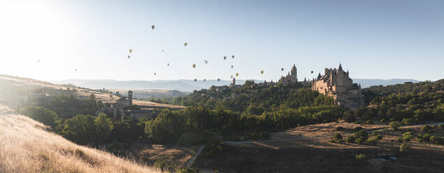 Spanien, Kastilien und Leon, Segovia, Heißluftballons fliegen über die Kathedrale von Segovia und den Alcazar von Segovia - JAQF00695