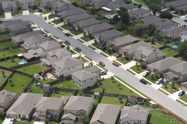 USA, Texas, San Antonio, Luftaufnahme von Vorstadthäusern im Sommer - BCDF00600