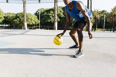 Männlicher Basketballspieler auf einem Sportplatz - XLGF02129