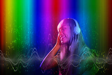 Bunte Wellenmuster auf lächelnde junge Frau hören Musik über farbigen Hintergrund - EIF01911
