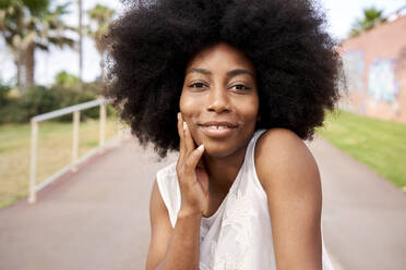 Afro junge Frau lächelnd auf der Straße - VEGF04794