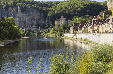 Frankreich, Dordogne, La Roque-Gageac, Historisches Dorf am Ufer des Flusses Dordogne im Sommer - GWF07098