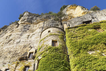 Frankreich, Dordogne, La Roque-Gageac, Efeuüberwachsenes Haus auf der Klippe - GWF07104