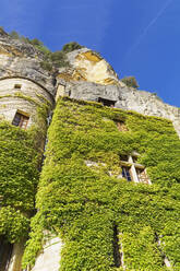 Frankreich, Dordogne, La Roque-Gageac, Efeuüberwachsenes Haus auf der Klippe - GWF07105