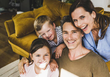 Glückliche Familie genießt die Freizeit zu Hause - UUF24523