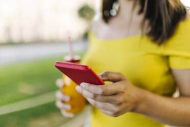 Junge Frau benutzt ein Smartphone - XLGF02146