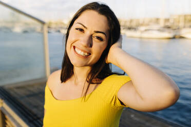 Glückliche junge Frau auf der Seebrücke - XLGF02171