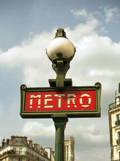 Metro-Schild an einem Laternenpfahl in der Stadt - AJOF01539