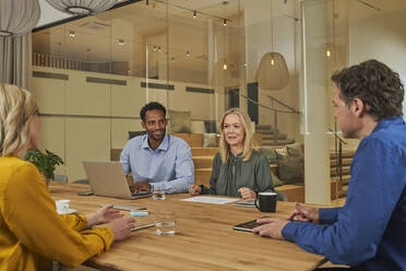 Geschäftsleute diskutieren in einer Sitzung im Büro - AKLF00405