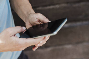 Mid adult woman surfing net through smart phone - EBBF04452