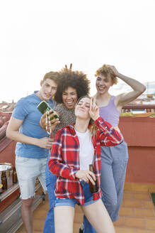 Fröhliche multiethnische Freunde machen ein Selfie mit dem Handy auf dem Dach - IFRF01028
