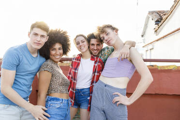 Lächelnde multiethnische Freunde und Freundinnen auf der Terrasse - IFRF01030