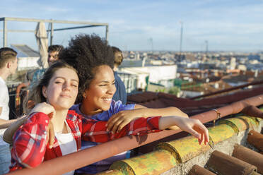 Glückliche junge multiethnische Freundinnen auf dem Dach - IFRF01043