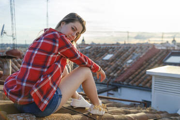 Junge Frau auf dem Dach sitzend - IFRF01053