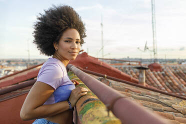 Junge Afro-Frau auf dem Dach - IFRF01057