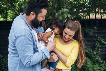 Fröhliche Familie verbringt ihre Freizeit im Hinterhof - ASGF01024