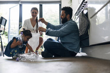 Familie sammelt Plastikflasche in Müllsack zu Hause - ASGF01038