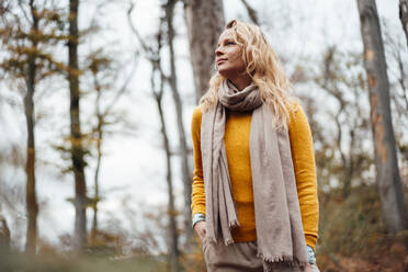 Frau mit Kopftuch, die im Herbst wegschaut - JOSEF05353