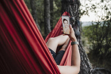 Frau ruft ihre Freundin im Urlaub per Mobiltelefon an - EBBF04583