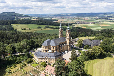 Deutschland, Bayern, Bad Staffelstein, Blick aus dem Hubschrauber auf die Basilika der Vierzehn Nothelfer und die umliegende Landschaft im Sommer - AMF09225