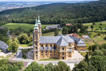 Deutschland, Bayern, Bad Staffelstein, Blick aus dem Hubschrauber auf die Basilika der Vierzehn Nothelfer und die umliegende Landschaft im Sommer - AMF09226