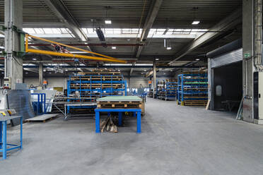 Fertigungsanlagen und Werkbank in der Fabrik - DIGF16225