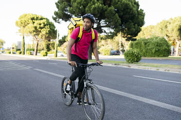 Lieferwagenfahrer schaut weg, während er auf der Straße Fahrrad fährt - JCCMF03494