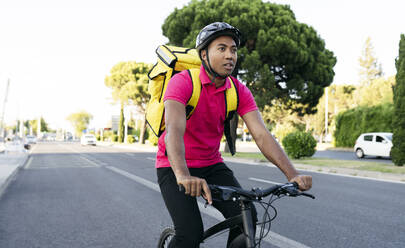 Mittlerer erwachsener Lieferwagenfahrer mit Fahrradhelm auf der Straße - JCCMF03496