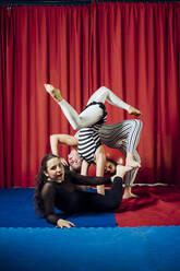 Weibliche Akrobaten machen Handstand bei einer Zirkusvorstellung - MEUF03813