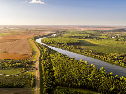 Fluss in der Nähe eines landwirtschaftlichen Feldes, Vojvodina, Serbien - NOF00349