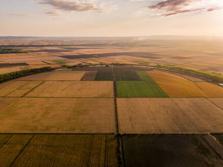 Landwirtschaftliche Landschaft bei Sonnenuntergang, Vojvodina, Serbien - NOF00350