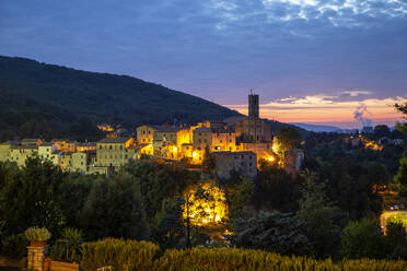 Italien, Provinz Pisa, Sasso Pisano, Beleuchtetes Dorf in der Abenddämmerung - MAMF01951