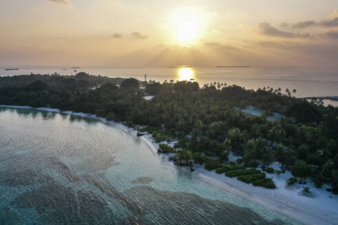 Malediven, Lhaviyani Atoll, Kuredu, Luftaufnahme des Sonnenaufgangs über einer kleinen Ferieninsel - AMF09246