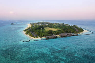 Malediven, Lhaviyani Atoll, Kuredu, Luftaufnahme einer kleinen Ferieninsel in der Morgendämmerung - AMF09249