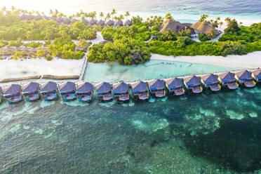 Malediven, Lhaviyani-Atoll, Kuredu, Luftaufnahme des Küstenstrands und einer Reihe von Resort-Bungalows - AMF09252