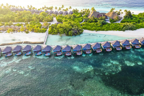 Malediven, Lhaviyani-Atoll, Kuredu, Luftaufnahme des Küstenstrands und einer Reihe von Resort-Bungalows - AMF09252