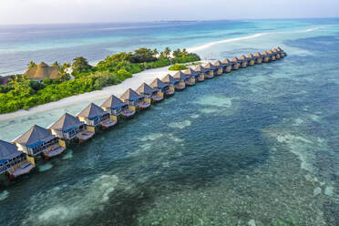 Malediven, Lhaviyani-Atoll, Kuredu, Luftaufnahme des Küstenstrands und einer Reihe von Resort-Bungalows - AMF09255
