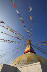 Nepal, Bagmati-Provinz, Kathmandu, Gebetsfahnen hängen von der Spitze der Boudhanath-Stupa - EAF00041