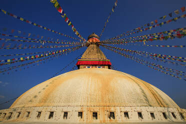 Nepal, Bagmati-Provinz, Kathmandu, Gebetsfahnen hängen von der Spitze der Boudhanath-Stupa - EAF00043