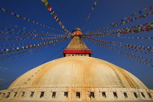Nepal, Bagmati-Provinz, Kathmandu, Gebetsfahnen hängen von der Spitze der Boudhanath-Stupa - EAF00043