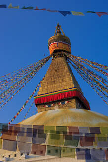 Nepal, Bagmati-Provinz, Kathmandu, Gebetsfahnen hängen von der Spitze der Boudhanath-Stupa - EAF00045