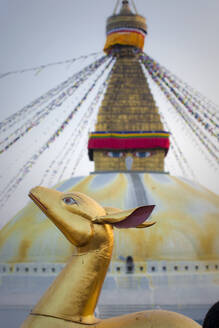 Nepal, Bagmati-Provinz, Kathmandu, Goldfarbene Tierskulptur an der Boudhanath-Stupa - EAF00046