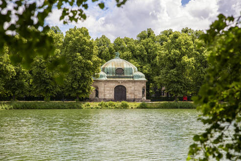 Deutschland, Bayern, München, Hubertusbrunnen am östlichen Endpunkt des Kanals im Nymphenburger Schlosspark - MAMF01959