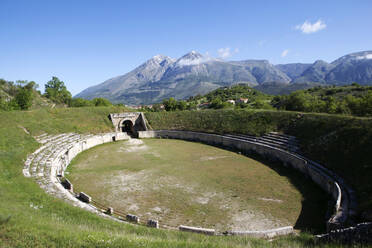 Gesamtansicht des antiken römischen Amphitheaters von Alba Fucens, Abruzzen, Italien, Europa - RHPLF20502