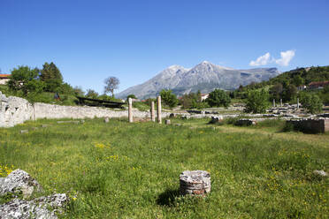 Blick in die Agora von Alba Fucens, Abruzzen, Italien, Europa - RHPLF20505