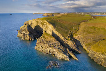 Luftaufnahme der Merope-Inseln und der dramatischen Klippen bei Stepper Point im Frühling, Padstow, Cornwall, England, Vereinigtes Königreich, Europa - RHPLF20530