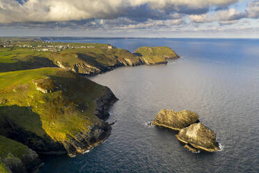 Luftaufnahme der schönen nordkornischen Küste im Frühling in der Nähe von Tintagel, Cornwall, England, Vereinigtes Königreich, Europa - RHPLF20538