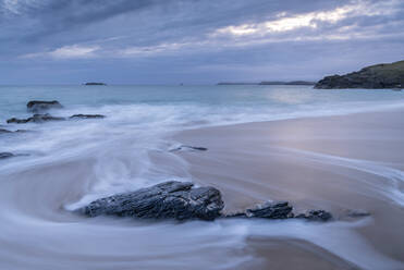 Wellen spülen über Mother Ivey's Beach in der Morgendämmerung, St. Merryn, Cornwall, England, Vereinigtes Königreich, Europa - RHPLF20544