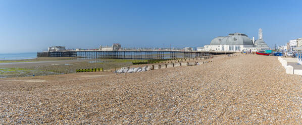 Blick auf Worthing Pier und Strand, Worthing, West Sussex, England, Vereinigtes Königreich, Europa - RHPLF20549