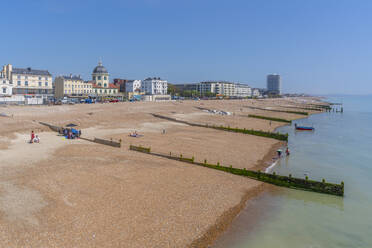 Blick auf Häuser am Strand und den Strand von Worthing vom Pier aus, Worthing, West Sussex, England, Vereinigtes Königreich, Europa - RHPLF20552